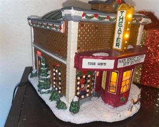ST. NICHOLAS SQUARE VILLAGE MAIN STREET MOVIE THEATER
Excellent working condition!!
Lights work and flicker.
10” x 8” x 7” tall