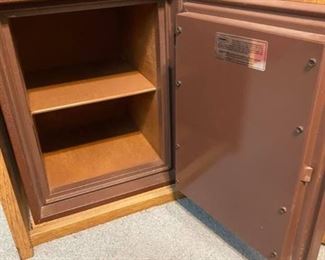 Meilink Hercules Val-U-Vault Safe
Includes the cabinet it comes in.
Safe itself measures: 13 1/2” x 12 1/2 x 16” tall
Cabinet measures: 17 1/2” deep x 16” across x 24” tall
Heavy!!
Must be able to move and load yourself.