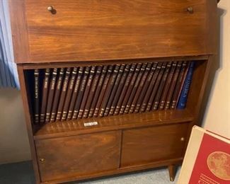 Vintage Mid Century Modern Secretary Desk
Good condition but has some scratches.
Measures 30” across x 12” deep x 38 1/2” tall.
Must be able to move and load yourself.