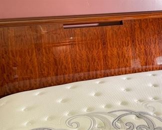 Contemporary King Sleigh Bed with 2 Nightstands Curly Cherry Wood High Gloss Modern	Bed: 44x81x96inNightstands: 24x32x20.75in	HxWxD
