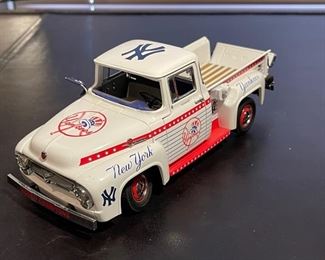 2pc Danbury Mint  New York Yankees Die-Cast Car & Truck 1961 Ford Thunderbird & 1956 Ford F-100 pickup Truck	N/A	

