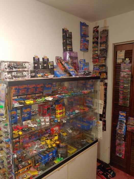We have cars, lots of cars. And we have display cases for cars or other amazing collections. Ideal for vintage store owners.
