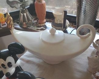 Mid Century Modern Aladdin TV lamp, it works and the cord is in great condition.