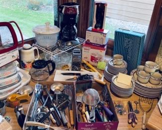 kitchen accessories, Pyrex, Mr Coffee, Corning ware, dishes, utensils 