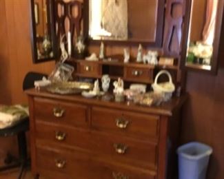 Vintage dresser with side mirrors