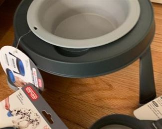 Elevated dog dish, collapsible. Travel dog dish
