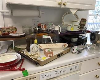 Assorted kitchen items