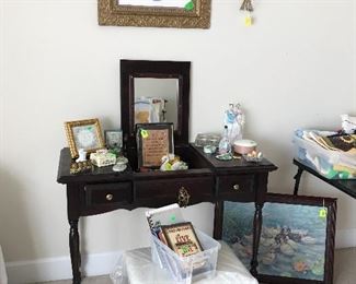 Dressing table/vanity 