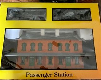 Rail King Passenger Station - IN BOX; Railroad, train, locomotive collectibles