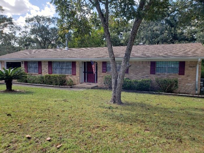 Lovely 4 bedroom home off of Jackson Street.