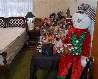 Did anyone say CHRISTMAS?  Love the super-size Snowman welcoming you in!