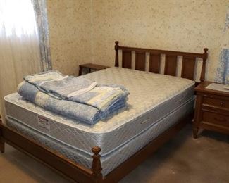 Mid Century Modern Double bed - it is in great shape, you will love this piece!