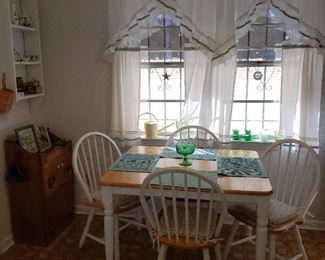 Cute as Pie - Kitchen Table and four chairs, has an extra leaf to make it larger.