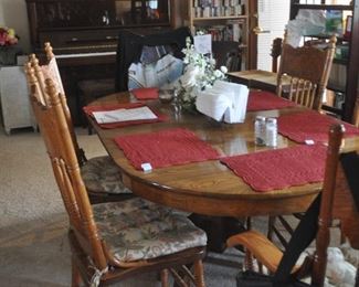 Dining table set and chairs $400