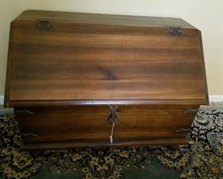 Blanket chest