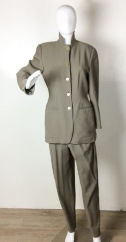 22	Giorgio Armani Olive Pant Suit	Giorgio Armani Olive Wool Pant Suit Made in Italy - Vestimenta Spa Size 40 Five Button Front Two Pocket Jacket Condition - Stain right collar near closure
