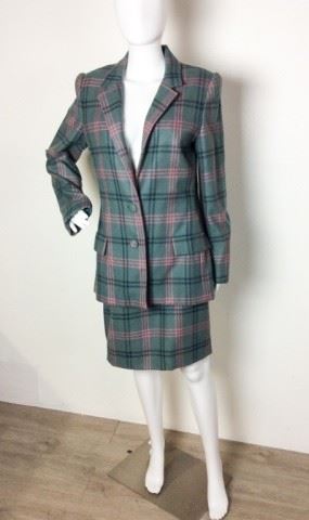 102	Carolina Herrera Green Plaid Skirt Suit	Carolina Herrera Spring Green Plaid Skirt Suit 100% Wool - Size 8 Two fabric covered button front jacket
