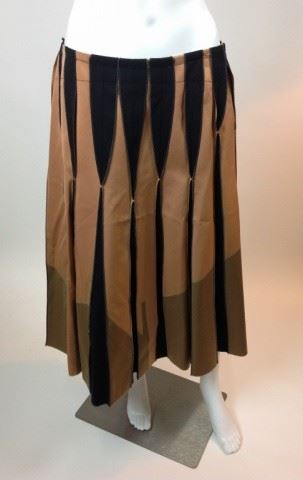 104	Designer BOTTEGA VENETA - Italy - Skirt	Designer BOTTEGA VENETA - Italy - Skirt Right from the Run Way - Vertical Design - Multi color - with Bottega Veneta Hanger. SIZE 42
