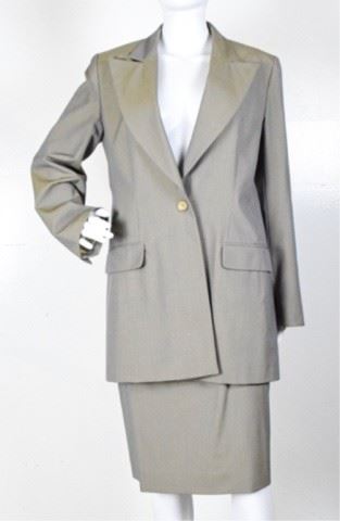 143	Designer Guy Larouche - Paris Silk Pant Suit	Designer Guy Larouche - Paris - Silk Pant Suit Single Button Closure Front Size 42
