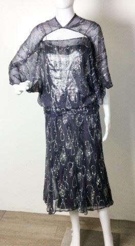 170	Vintage Silver Lame Purple Sparkle Dress	Silver Lame Sheer Purple Over-Lay Tear-Drop Design Silver & Purple Glitter Make this Dress Sparkle Gathered Waist Line - Ready for any Party ***** NO SIZING **** ( measures approx. women's 8 )
