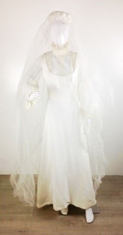 173	Vintage Wedding Dress Elizabethan Design & Veil	Vintage circa 1980's Wedding Dress Elizabethan Era Inspired Design Lace Sleeves - Braided Crown attached polka dotted Veil No Sizing Tag - similar to a woman's size 8 Condition - Some staining on front - see pictures, has not been cleaned.
