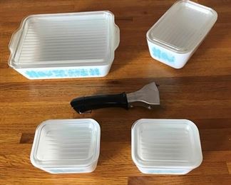 Eight Piece Pyrex Refrigerator Set
