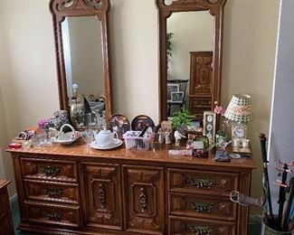 Thomasville dresser with two mirrors