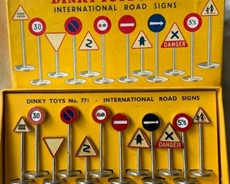 DINKY TOYS No. 771 INTERNATIONAL ROAD SIGNS