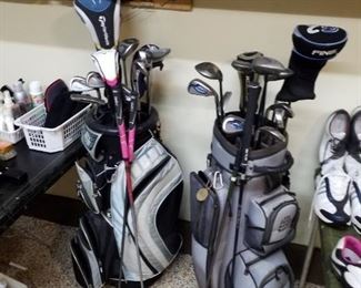 Beautiful golf clubs.  There are several Big Bertha's sold separately 