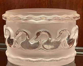 LALIQUE Swan Covered Dresser / Trinket Box