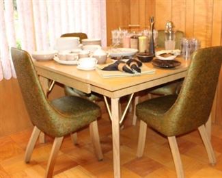 MCM Dinign Room Set, Table opens up