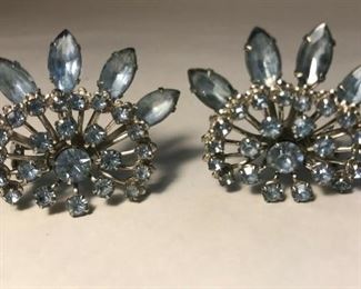 https://www.ebay.com/itm/124973746324	C261 PAIR OF VINTAGE FASHION CLIP ON EARRINGS		 Offer 	 $19.99 
