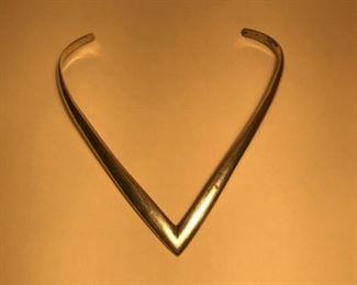 https://www.ebay.com/itm/115063393155	KB0214 Mexican Silver Solid Form V Shape Cuff Necklace		 Offer 	 $49.99 
