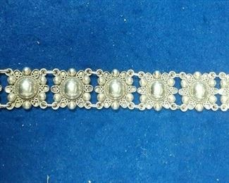 https://www.ebay.com/itm/125011225515	LAN3360 VINTAGE  MEXICAN STERLING SILVER 8 INCH BRACELET 	 BIN 	 $79.99 
