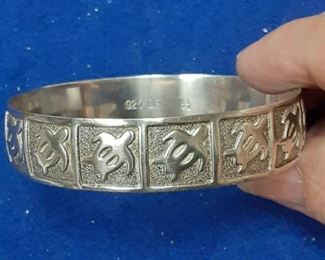 https://www.ebay.com/itm/115103029800	LAN3361 VINTAGE DF 8 1/2 STERLING SILVER  SEA TURTLE DESIGN  BANGLE BRACELET 	 BIN 	 $69.99 

