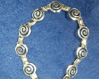https://www.ebay.com/itm/115132710370	LAN3465 VINTAGE 7 INCH STERLING SILVER BRACELET ( 7.4 GRAMS)		BIN	 $19.99 
