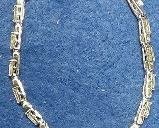 https://www.ebay.com/itm/125045300984	LAN3436 VINTAGE 7 INCH STERLING SILVER & RHINESTONE BRACELET (11.6 GRAMS)		BIN	 $19.99 
