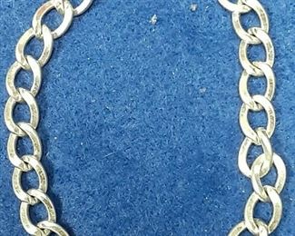 https://www.ebay.com/itm/115136287966	LAN3472 VINTAGE 7 INCH STERLING SILVER CHARM BRACELET (10.9 GRAMS)		BIN	 $19.99 
