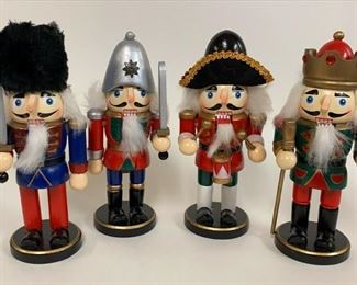 https://www.ebay.com/itm/115149147325	TU1003 SET OF 4 NUTCRACKERS APPROX 6.5 IN TALL		 BIN 	 $19.99 
