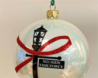 https://www.ebay.com/itm/115149145702	TU1018 PAIR OF CHRISTMAS ORNAMENT ART AGAINST AIDS ROUND "NO AIDS TASK FORCE"		 BIN 	 $19.99 
