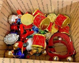https://www.ebay.com/itm/125060376296	TU1022 BOX LOT OF CHRISTMAS ORNAMENTS WITH BALLS, NUTCRACKERS AND DRUMS		 BIN 	 $19.99 
