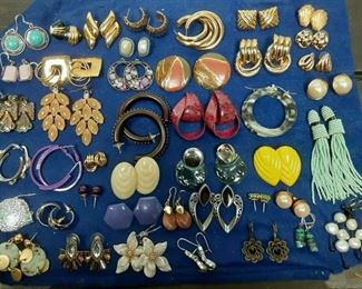 
https://www.ebay.com/itm/125062385282	LAN3490 VINTAGE LOT OF 43 COSTUME JEWELRY PIERCED EARRINGS		Auction
