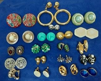 
https://www.ebay.com/itm/115151013251	LAN3491 VINTAGE LOT OF 20 COSTUME JEWELRY CLIP ON , SCREW ON  EARRINGS		Auction
