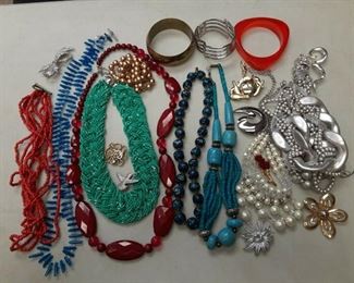 https://www.ebay.com/itm/125062391708	LAN3495 COSTUME JEWELRY LOT OF 21  USED VINTAGE BROOCHES, BRACELETS, NECKLACES		Auction
