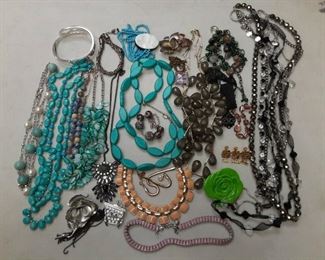 https://www.ebay.com/itm/125062395244	LAN3496 COSTUME JEWELRY LOT OF 23  USED VINTAGE BROOCHES, BRACELETS, NECKLACES		Auction
