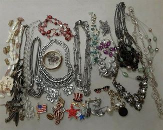https://www.ebay.com/itm/125062394376	LAN3497 COSTUME JEWELRY LOT OF 27  USED VINTAGE BROOCHES, BRACELETS, NECKLACES		Auction

