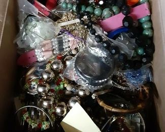 https://www.ebay.com/itm/125062368376	RX3007 GRANNY'S 12LBS JUNK JEWELRY BOX 		Auction
