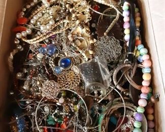https://www.ebay.com/itm/115151011782	RX3008  GRANNY'S  11LBS JUNK JEWELRY BOX 		Auction
