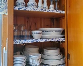 Vintage set of Corelle dinnerware in excellent condition.