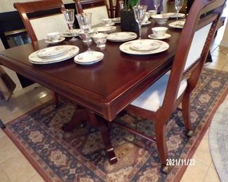 dining table w/6 chairs on rollers, area rug